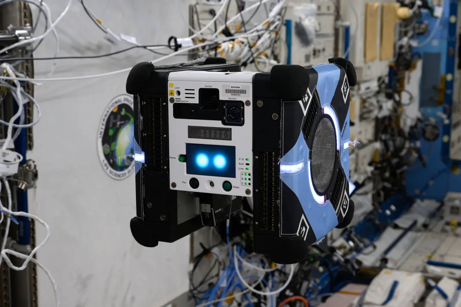 Robô de voo livre Astrobee a bordo da Estação Espacial Internacional