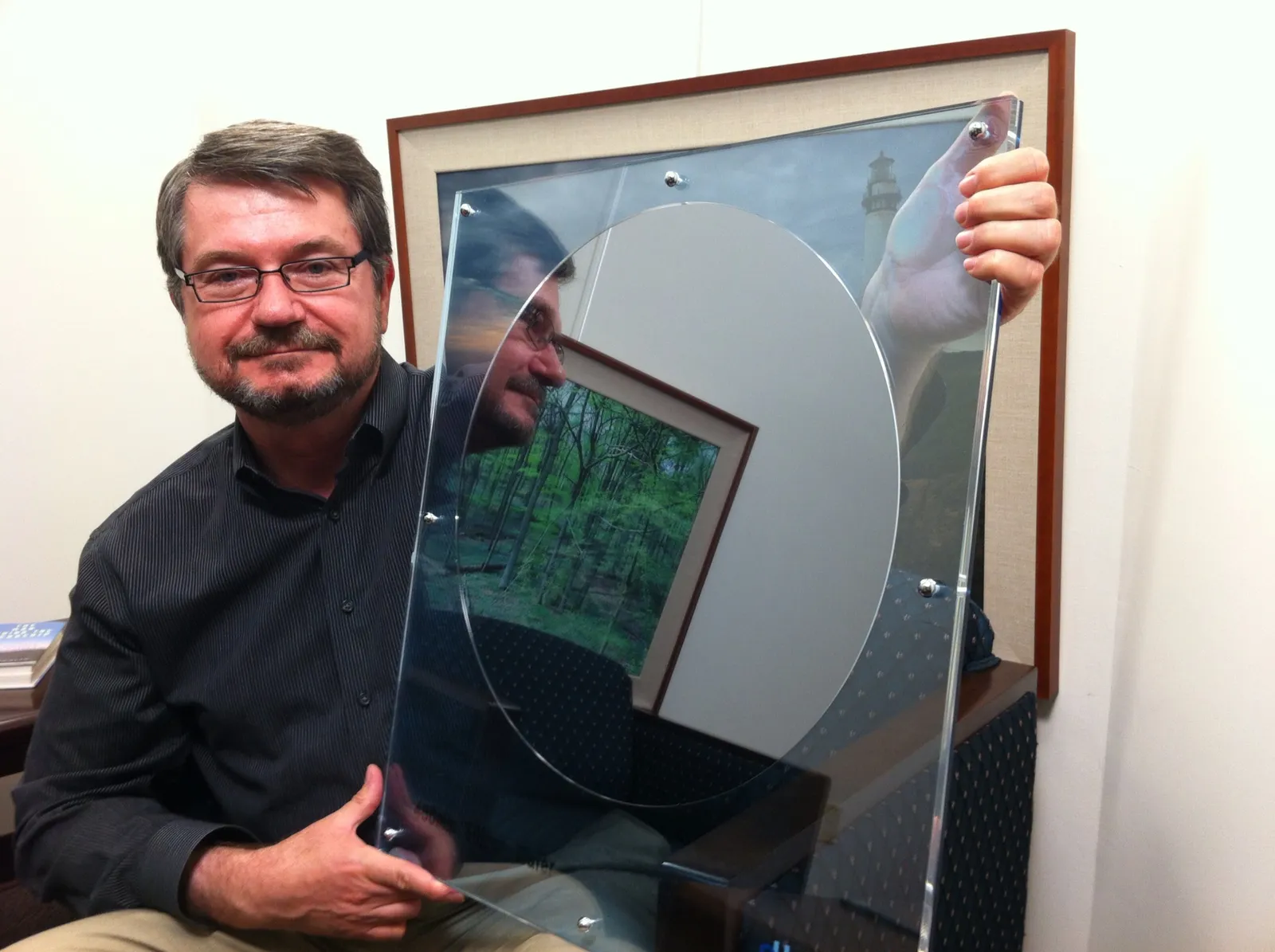 Profissional segurando uma pastilha (wafer) de silício de 450 mm