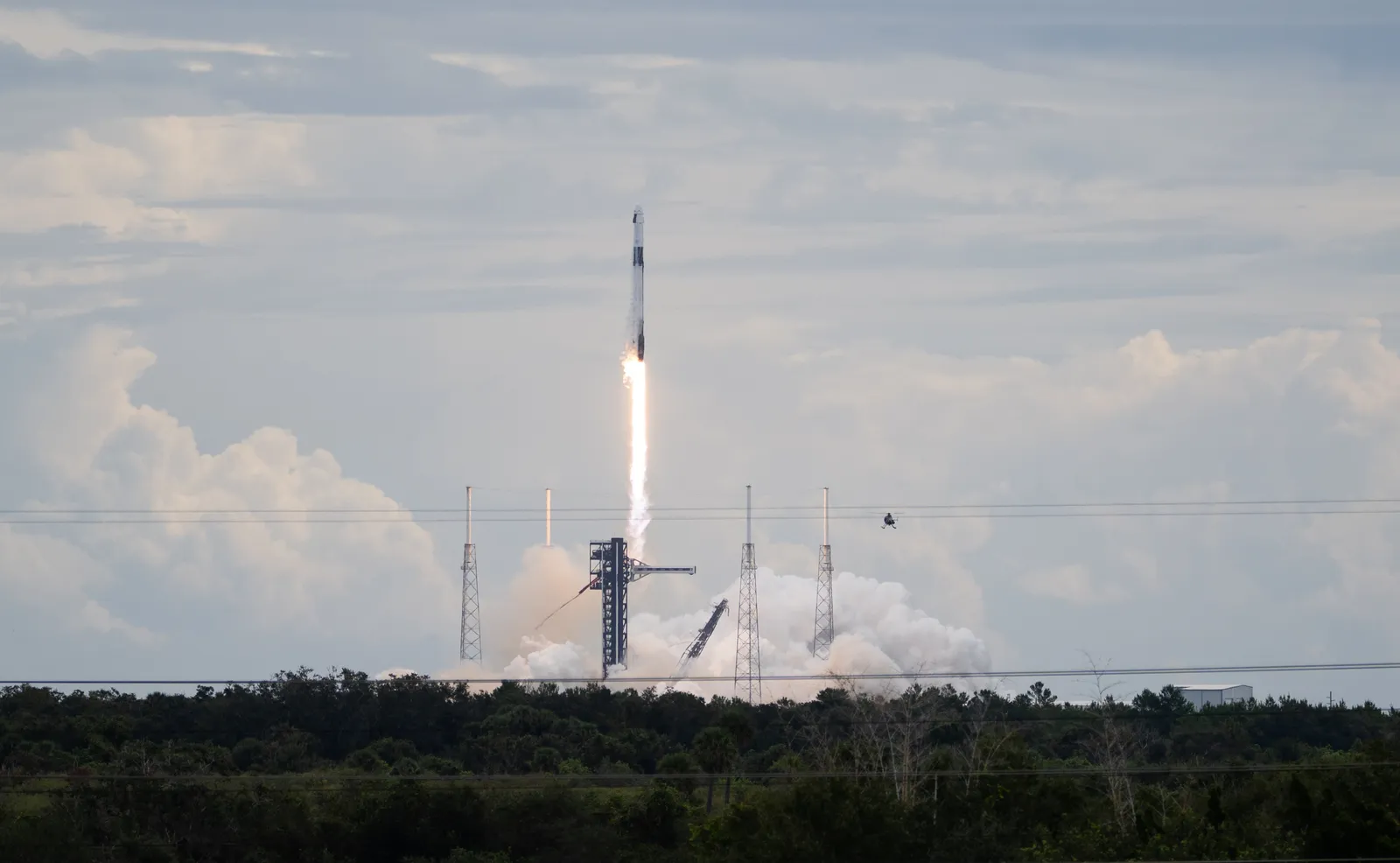 Foguete Falcon 9 decolando com a cápsula Dragon da missão Crew-13