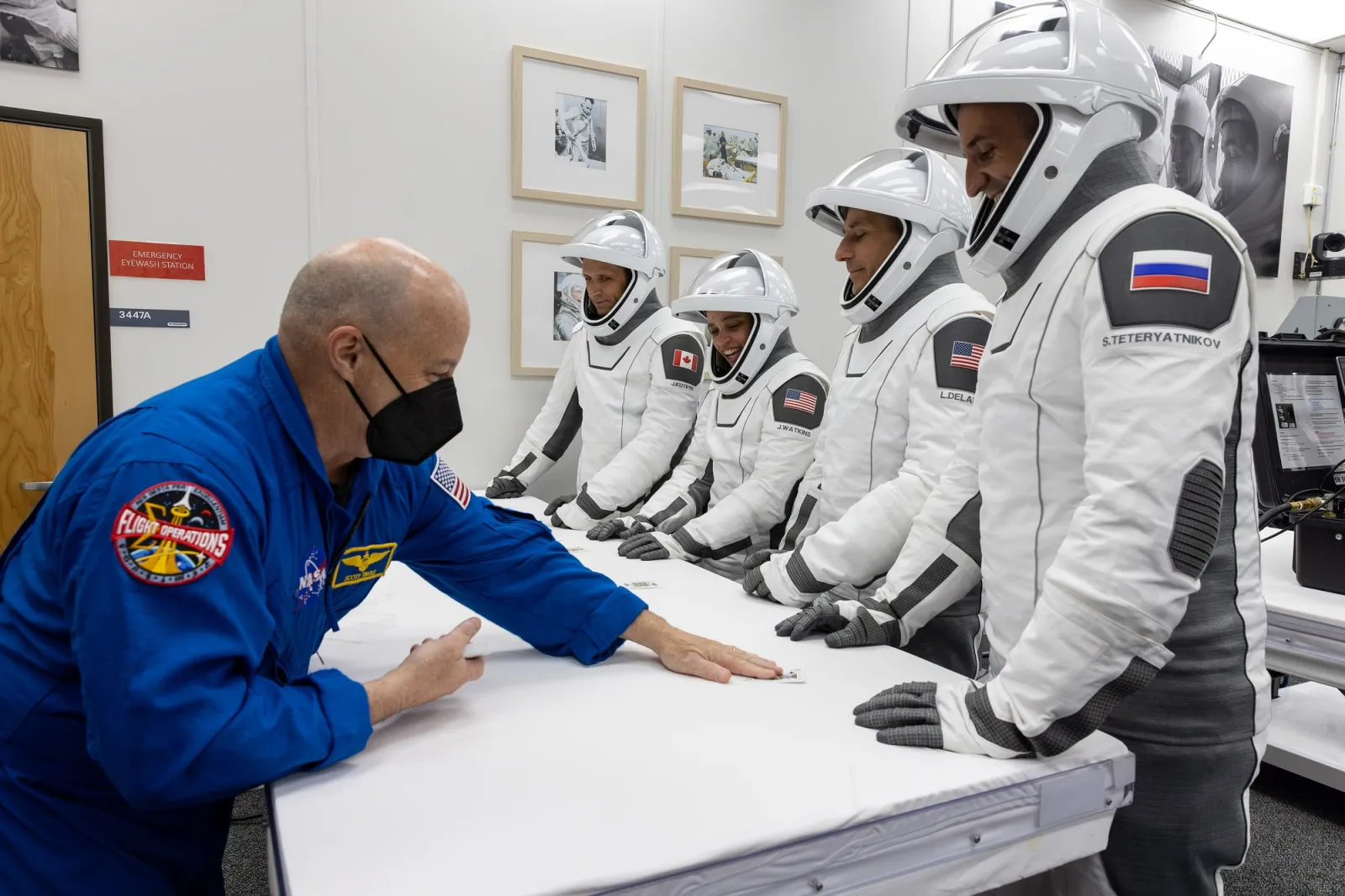 Os quatro tripulantes da Crew-13, de traje espacial, durante os preparativos para o lançamento