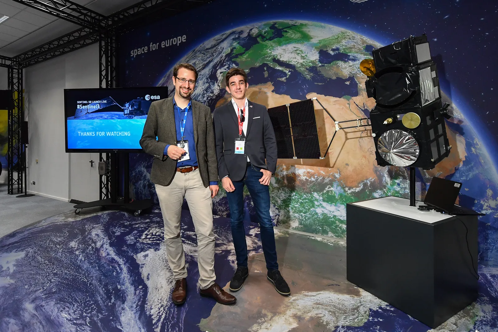 Equipe da ESA acompanhando um evento de lançamento no centro de operações ESOC