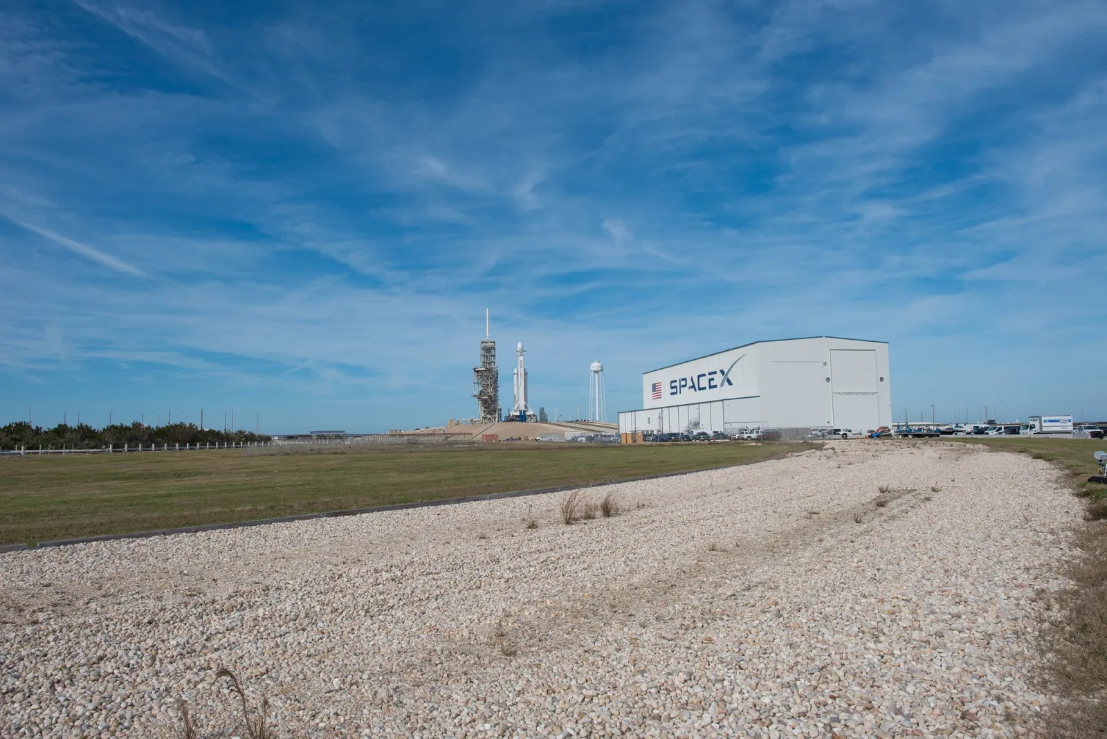 Foguete Falcon Heavy na plataforma de lançamento