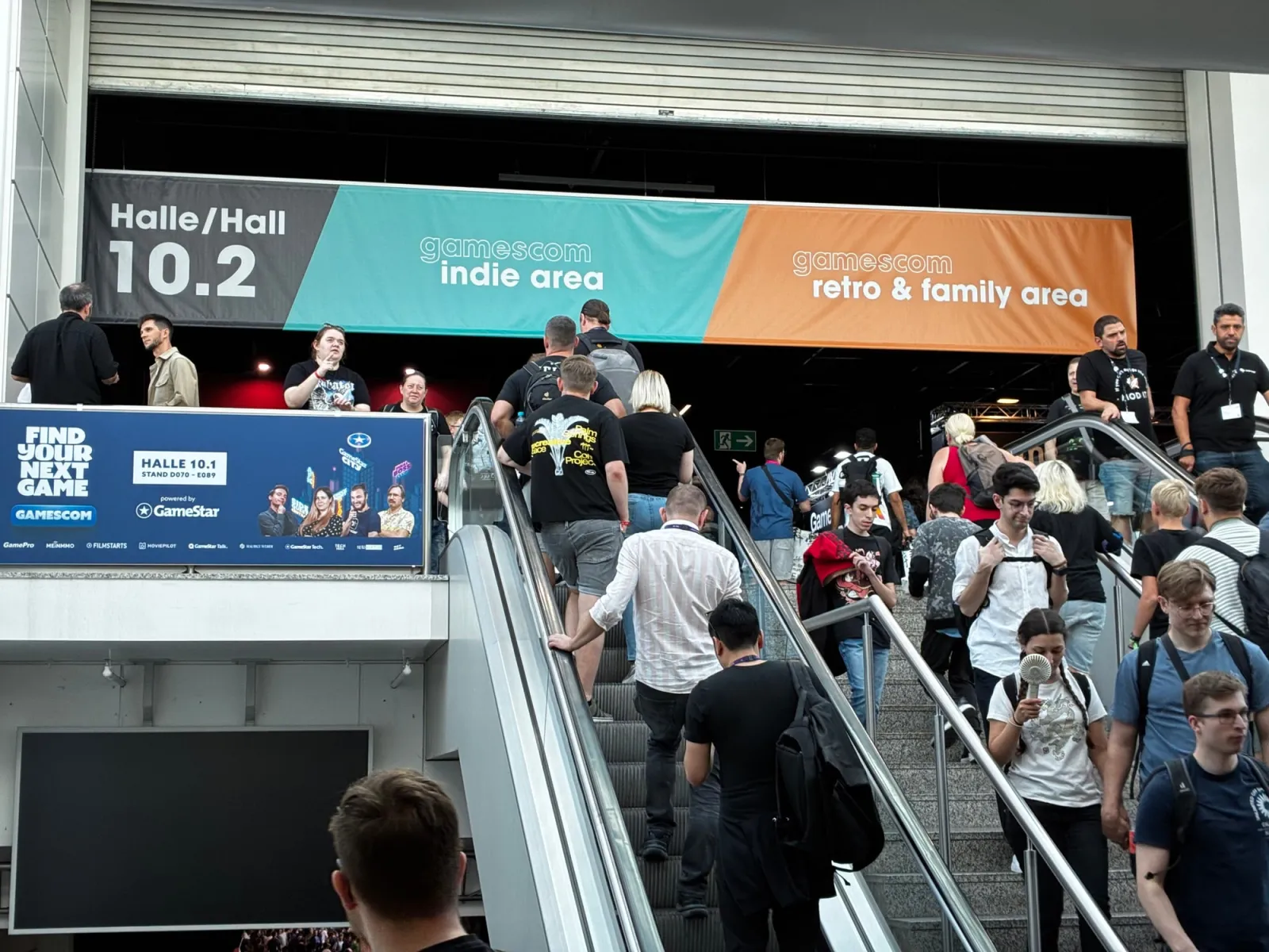 Visitantes entrando em pavilhão da Gamescom, em Colônia