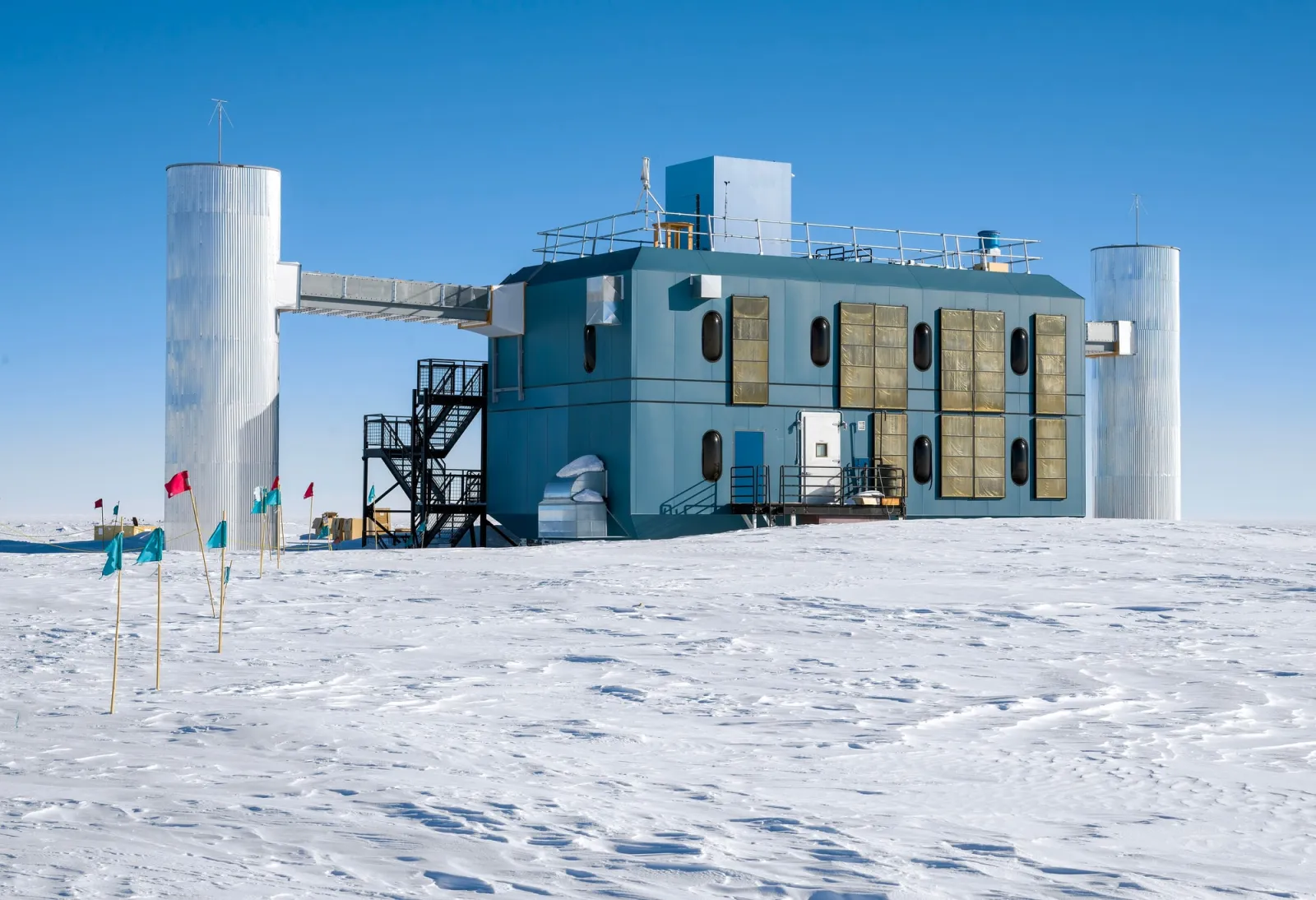 Estação Amundsen–Scott no Polo Sul, onde fica o observatório de neutrinos IceCube