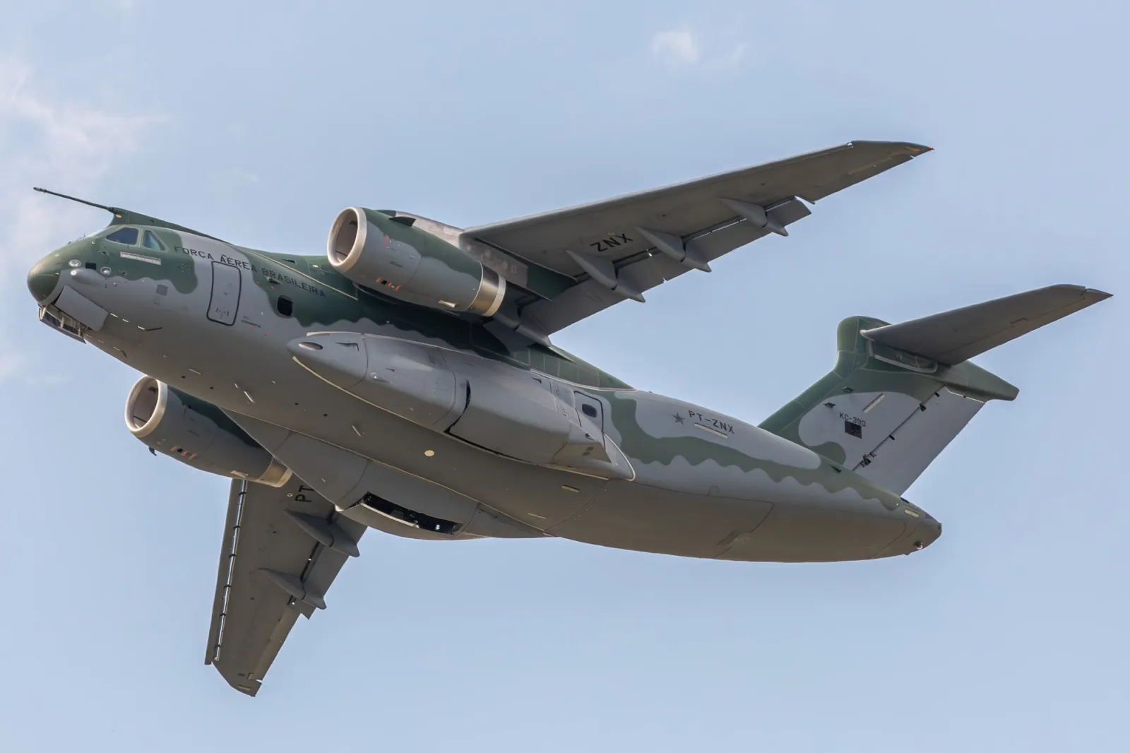 Cargueiro militar Embraer KC-390 em voo de demonstração