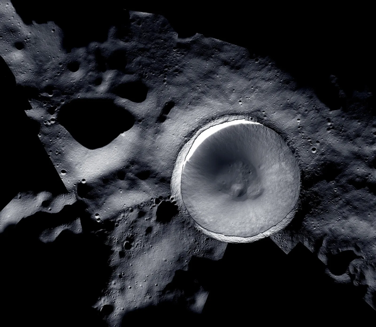 Cratera Shackleton no polo sul da Lua, imagem com sombras longas