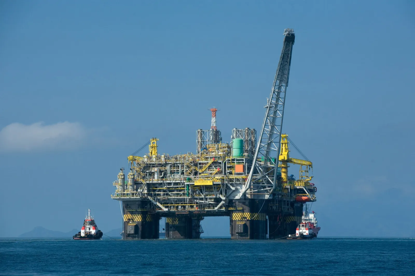 Plataforma de petróleo P-51 da Petrobras no mar