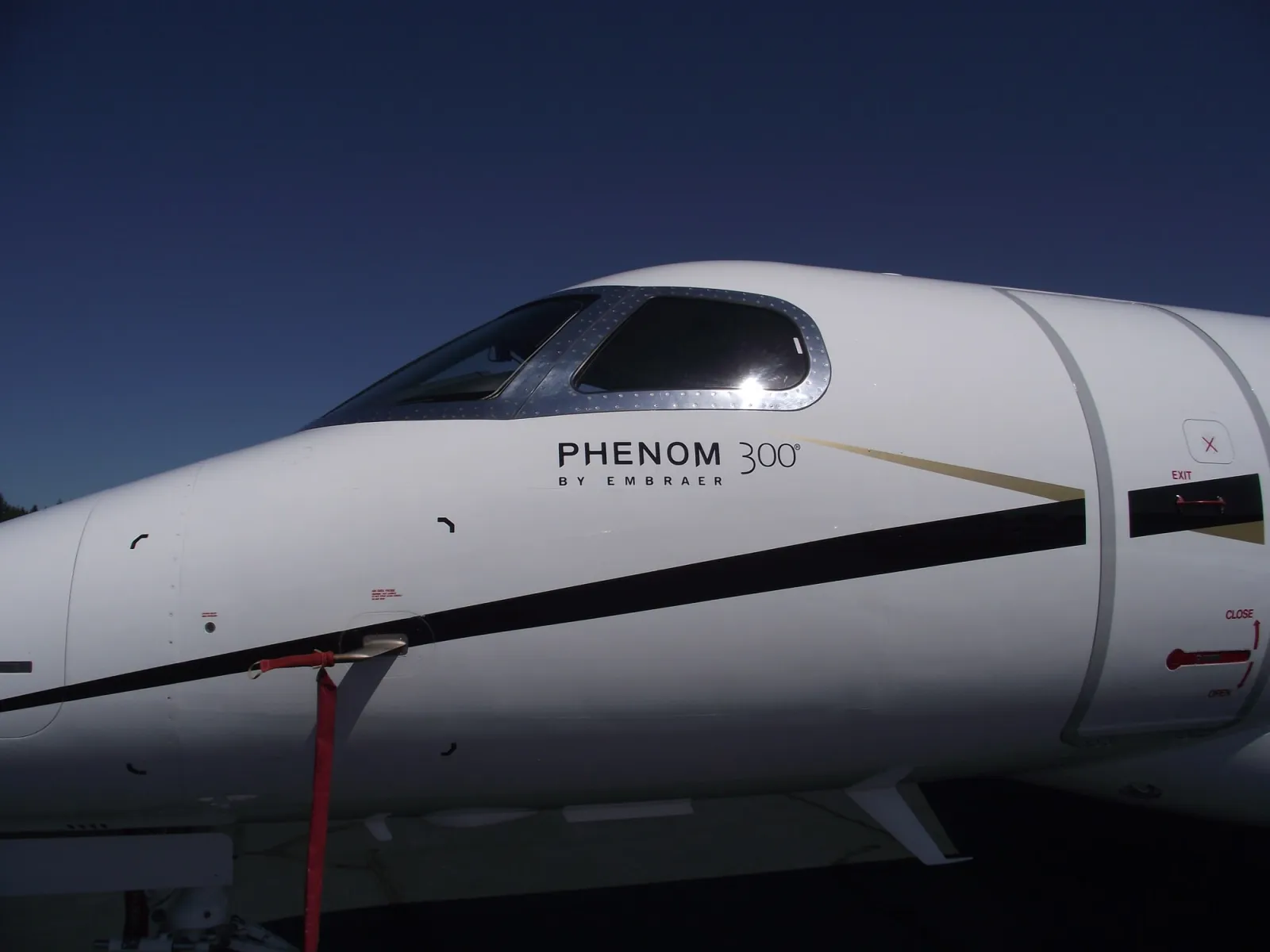 Jato executivo Embraer Phenom 300 em solo