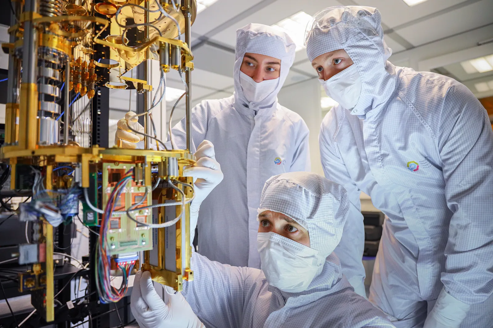Pesquisadores montando a parte criogênica de um computador quântico em laboratório