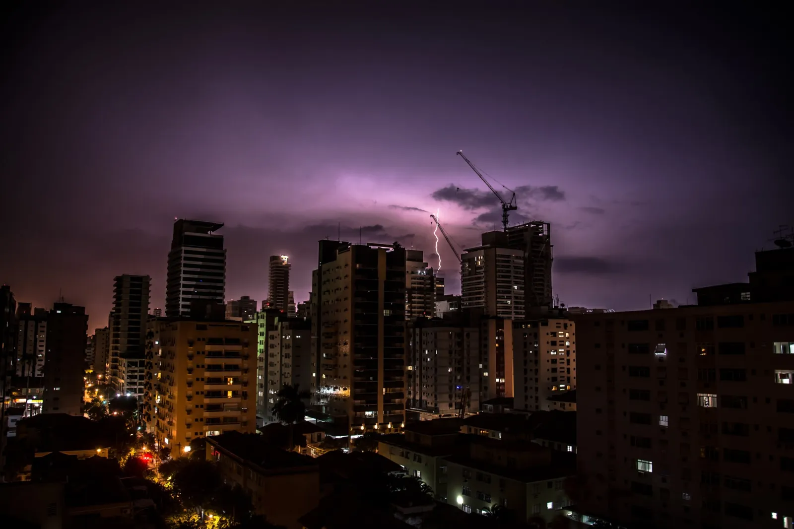 Raios caindo à noite sobre uma cidade brasileira