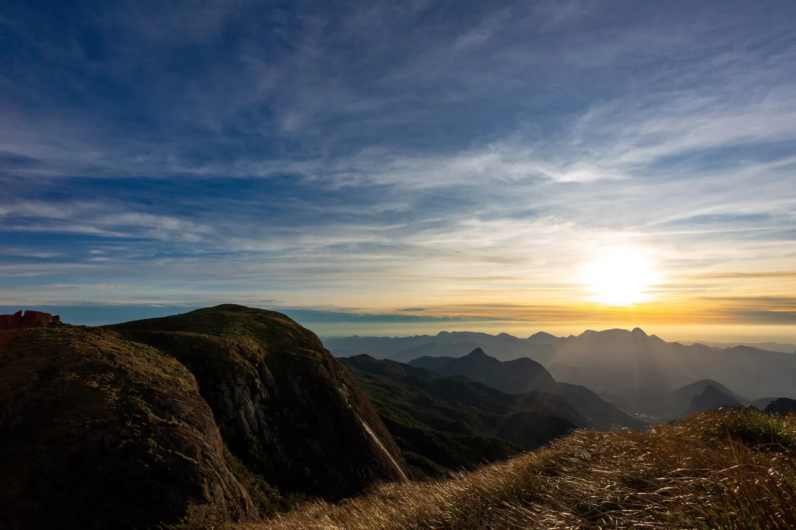 Paisagem da Serra dos Órgãos, no Rio de Janeiro, com montanhas cobertas de mata