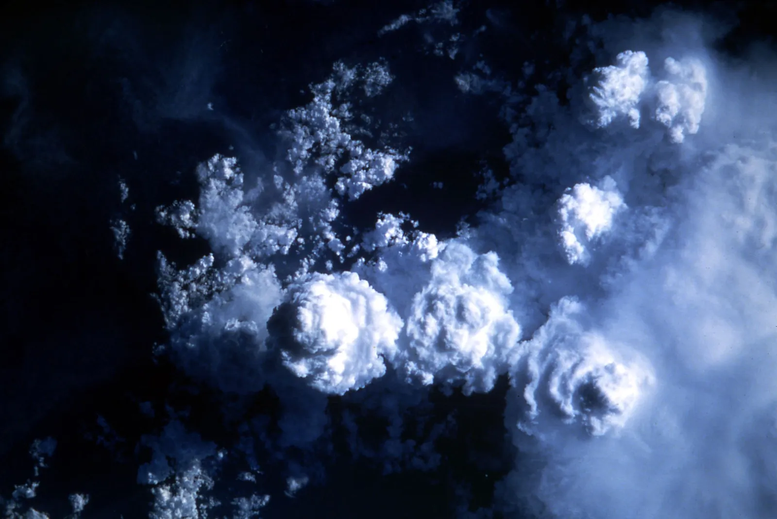 Nuvens de tempestade (cumulonimbus) nas proximidades de São Paulo vistas do espaço