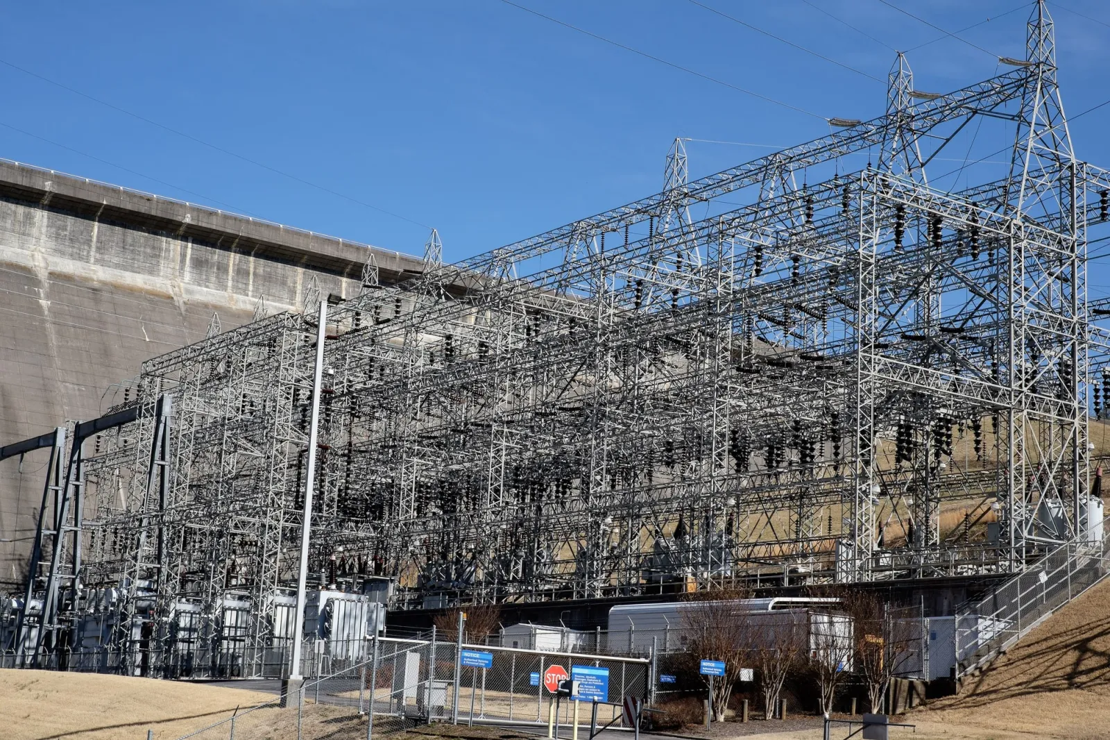 Subestação elétrica com equipamentos de alta tensão