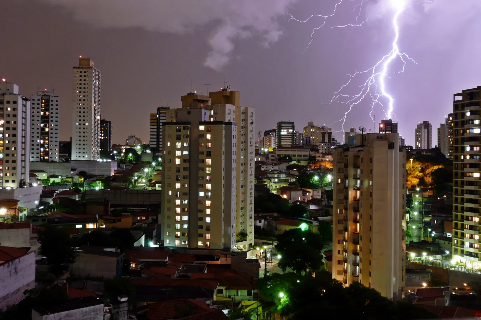 Céu escuro e tempestade sobre a cidade de São Paulo