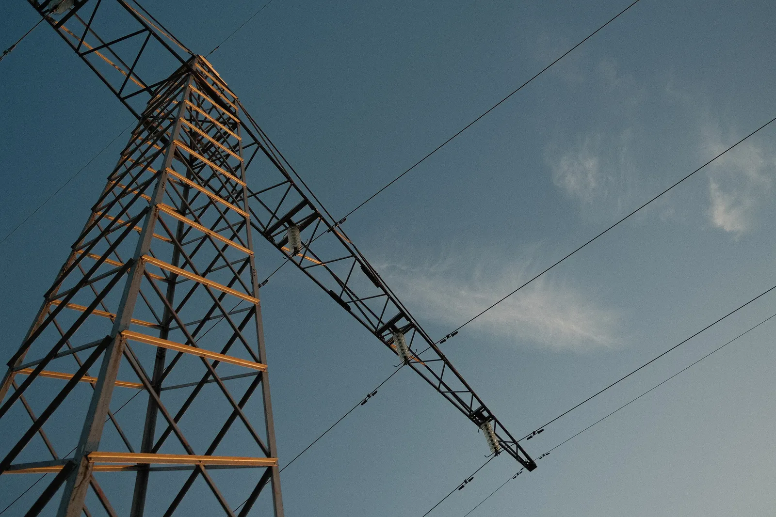 Torre de transmissão de energia elétrica ao entardecer