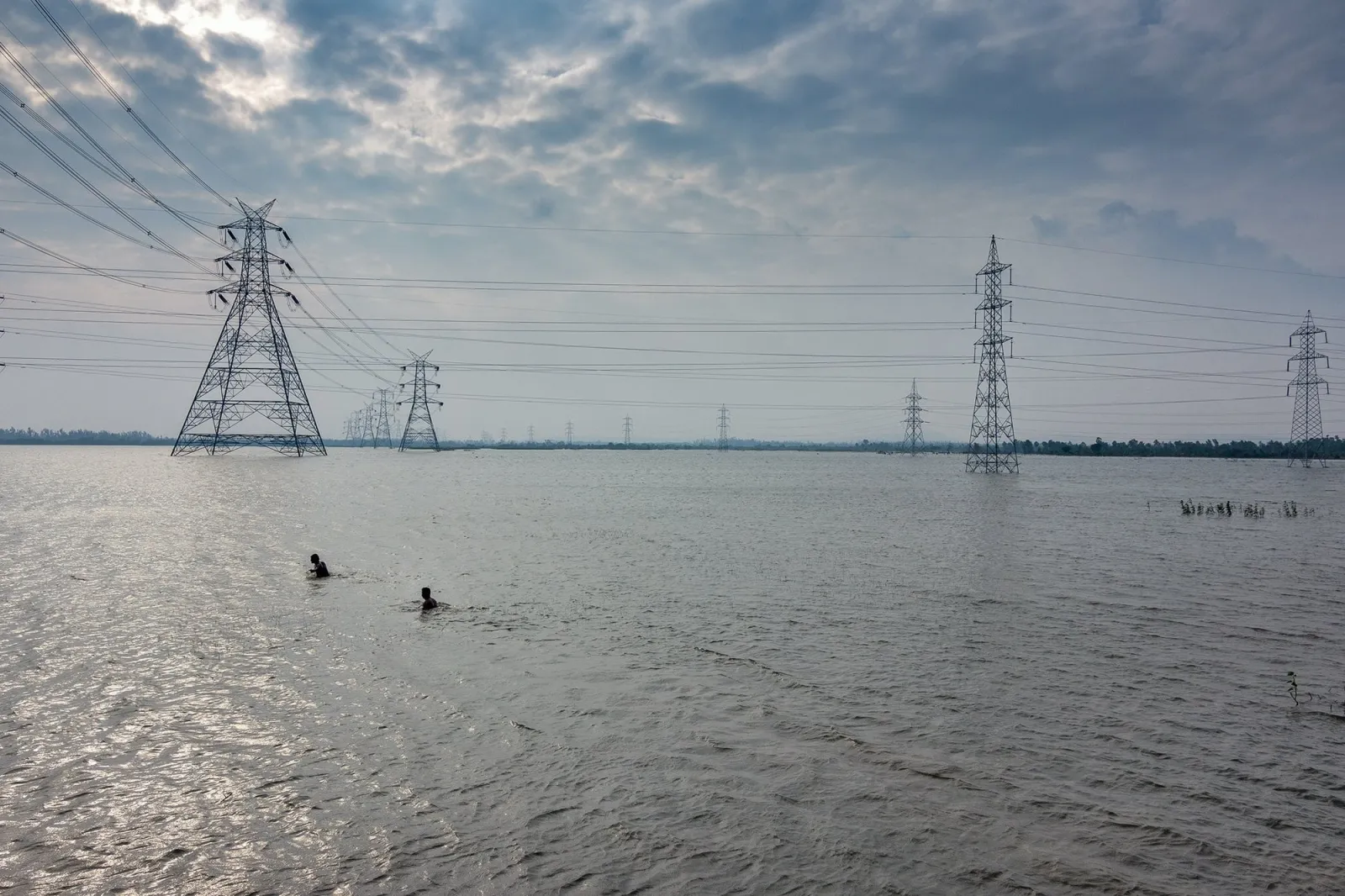 Torres de transmissão de energia elétrica em Chennai, na Índia