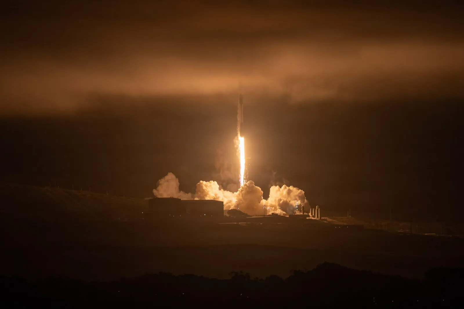 Foguete Falcon 9 em preparação na Base Espacial de Vandenberg, na Califórnia
