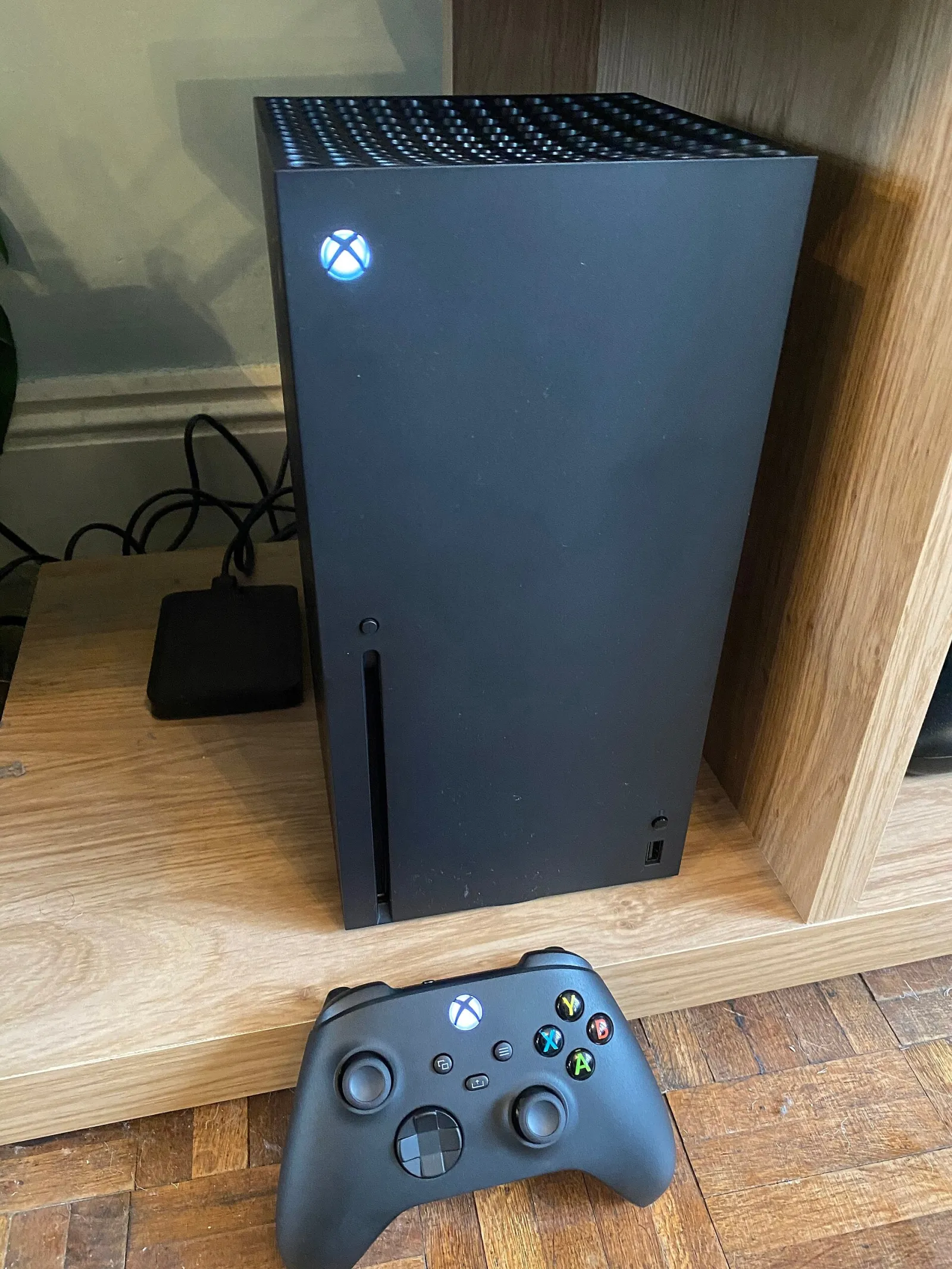 Console Xbox Series X em uma estante